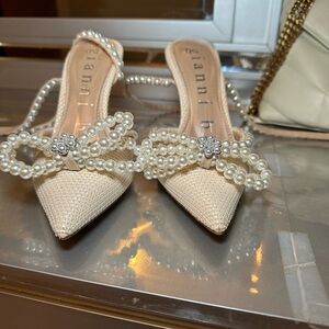 Pearl Gianni Bini, pointed toe heels
